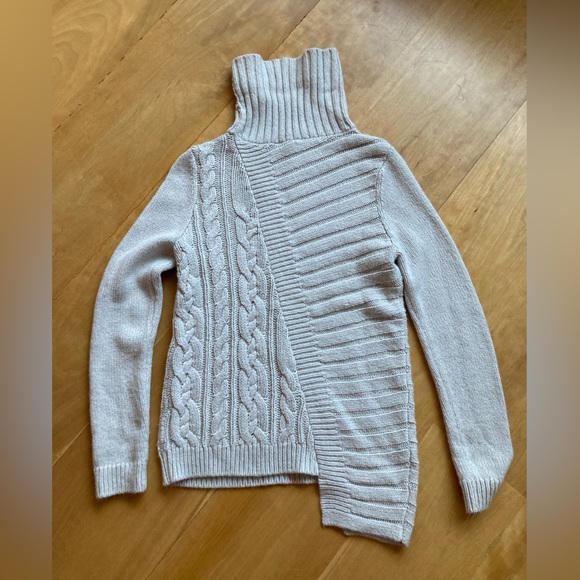 Simply Vera Vera Wang Sweater Unique Style Women's Size M - Picture 2 of 3